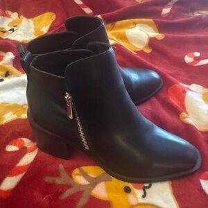 BCBGeneration bcbg sz 9 (9M) women black booties silver zipper boots shoes great